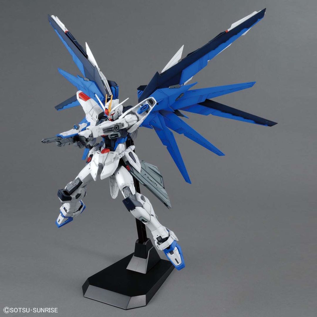 Bandai MG 1/100 Freedom Gundam Version 2.0