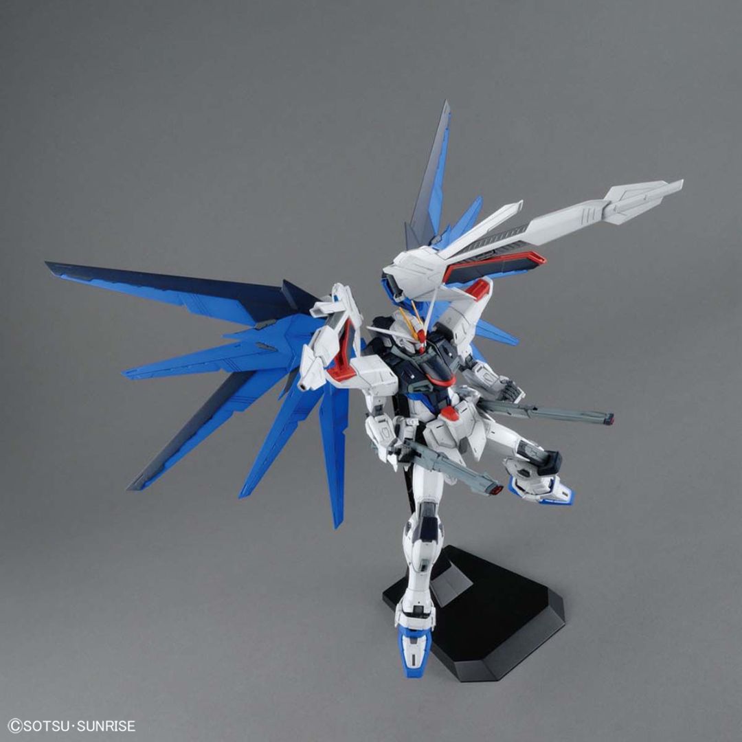 Bandai MG 1/100 Freedom Gundam Version 2.0